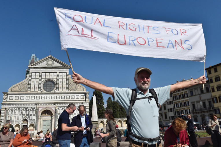 Dok DW navodi da Brisel zahteva da mu se za Bregzit plati između 60 i 100 milijardi evra, "Fajnenšel tajms" je juče izvestio da će Mej EU u ime Britanije obećati najmanje 20 milijardi evra (18 milijardi funti) na ime "razvoda" od tog bloka.