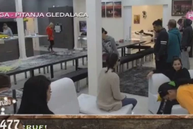 TUČA NA POMOLU: Saška Karan i Smilja se gađale brašnom i senfom!