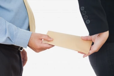 BRUKA! Uhapšeno troje ljudi zbog davanja i primanja mita: Doktor uzimao poklone i novac za operacije