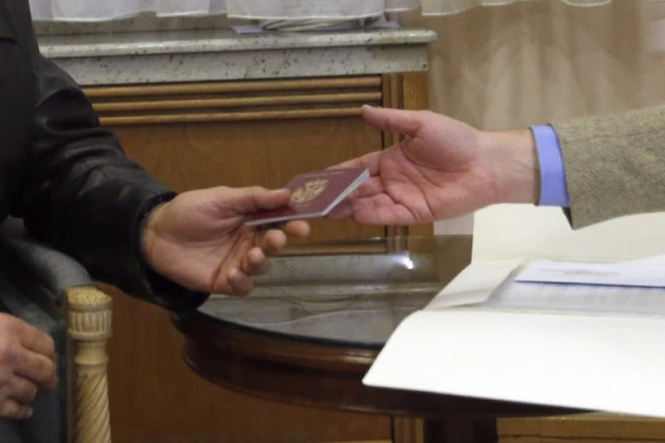 Dva Amerikanca dobila srpske pasoše! Jedan od njih celom svetu pokazao ko smo