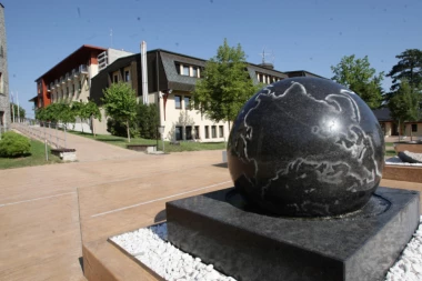 MENTORI PRIPREMALI UČENICE ZA SUSRET SA ZAPUŠTENIM GENIJEM! Jezivi detalji iz "smrdljive sobe" u Petnici