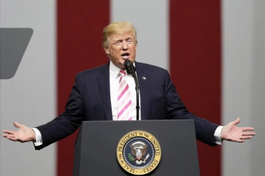 DRMA MU SE FOTELJA: Kongresmen Grin predstavio rezoluciju za opoziv Trampa