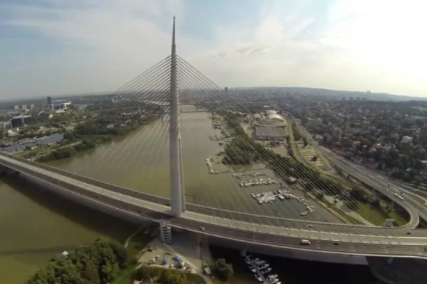 DRAMA NA MOSTU NA ADI: Devojka (27) prekoračila zaštitnu ogradu i pretila da će skočiti u reku