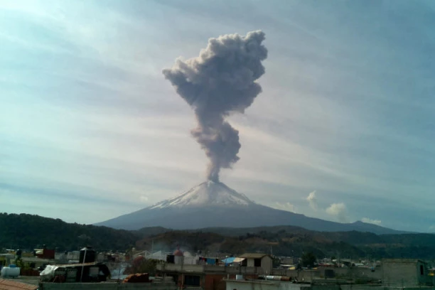 Popokatepetl izbacivao kamenje 1,6 kilometara daleko