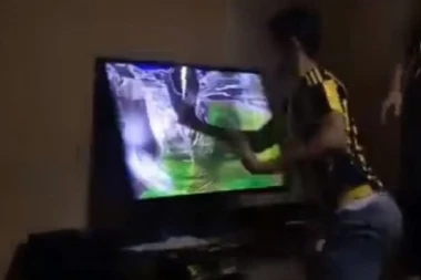 (VIDEO) Dečko, lakše malo: RAZJARENI FAN FENERA RAZBIO TV TOKOM DERBIJA