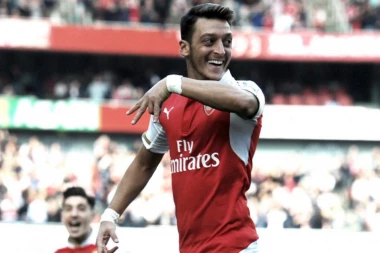 Fudbaler Barselone umesto Ozila na Emirejtsu