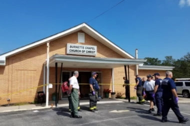 PUCNJAVA U CRKVI U NEŠVILU: Jedna osoba ubijena, sedam povređenih