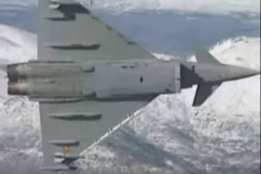 (VIDEO) ZASTRAŠUJUĆI PRIZOR: Italijanski "tajfun" se srušio u more