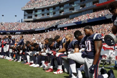 K**VINI SINOVI UZVRAĆAJU UDARAC: Igrači iz NFL kleknuli protiv tiranije Trampa