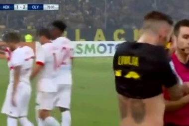 (VIDEO) LUDNICA U ATINI: Navijači gađali suzavcem fudbalere Olimpijakosa