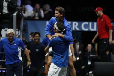 (VIDEO) FEDERER SE BAŠ OPUSTIO: Nosio Nadala, pa sve prskao šampanjcem