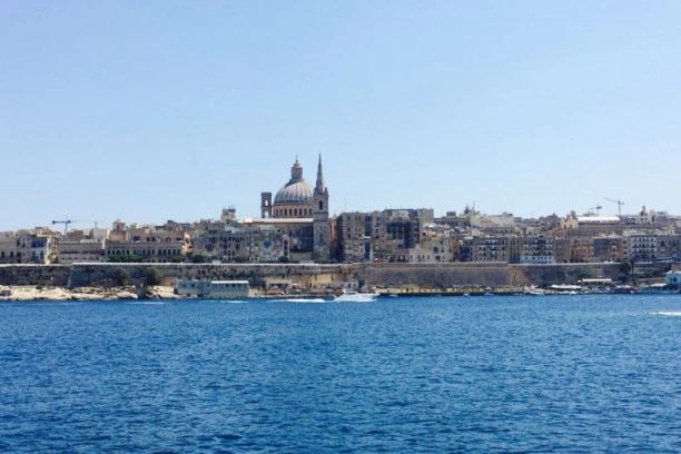 Ko u doba korone dobije otkaz, leti iz Malte! Ministar ekonomije udario na strance, među njima i naši!