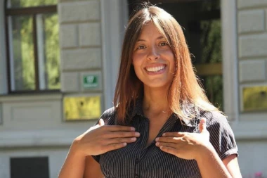 (FOTO) Potencijalna predsednica Slovenije VOLI DA SE SLIKA GOLA