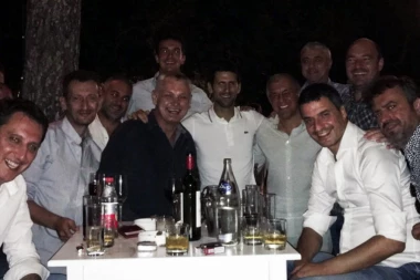 Pogledajte dobro ekipu za stolom: ZAJEDNO "TEŽE" ČAK 157 TITULA!