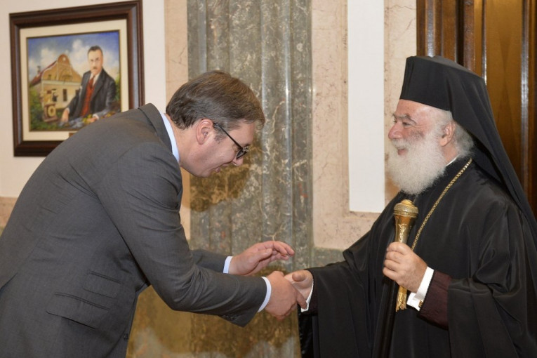 (FOTO) Patrijarh Teodor II odlikovao Vučića ordenom za posebne zasluge