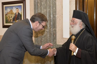 (FOTO) Patrijarh Teodor II odlikovao Vučića ordenom za posebne zasluge