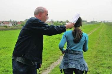 JELENA UBIJENA SATAROM, SEKIROM ILI VEĆIM PAJSEROM?