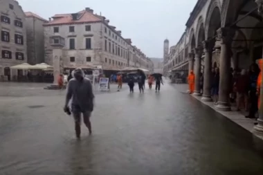 (VIDEO) ČUDOVIŠTE OD 9 METARA UDARILO NA DUBORVNIK!