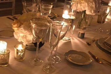 (FOTO) BAJKE IPAK POSTOJE: Zbog demencije nije prepoznavao suprugu, ali onda se na svadbi ZALJUBIO u nju!