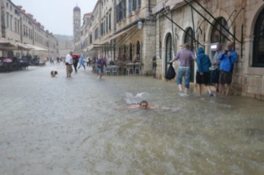 (FOTO) Potop u Dubrovniku, BRČKANJE NA STRADUNU!
