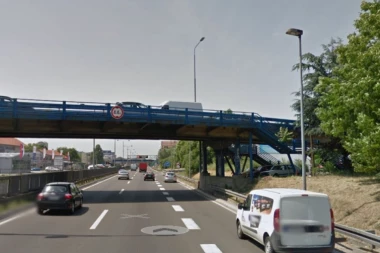 TEŽAK LANČANI SUDAR KOD PLAVOG MOSTA: Devojka (25) kritično, još tri osobe povređene