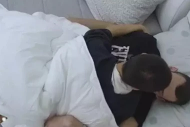 (VIDEO) VEŠTICA ĆE ODLEPITI: Đekson opet kod Mine u krevetu!