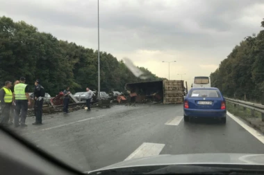 (VIDEO) TEŠKA SAOBRAĆAJKA: Prevrnuo se šleper na auto-putu, dve osobe povređene