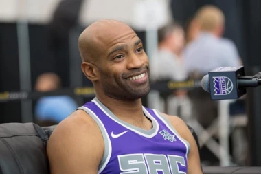 (VIDEO) LEGENDA NBA LIGE U ČUDU: Evo kako je Bogdanović impresionirao Vinsa Kartera