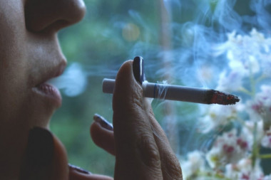 "Pušenje udebljava sluzokožu disajnih puteva": Naučnici objasnili zašto korona predstavlja veliku pretnju pušačima