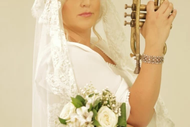 Voditeljka se danas porodila, a nedavno je otkrila da su joj nudili da proda deo svog tela!