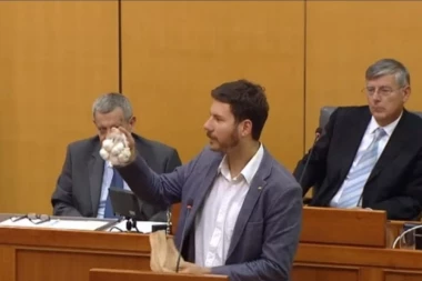 (VIDEO) PERNAROV ŠOU: U Sabor doneo beli luk, evo kako su reagovali drugi poslanici