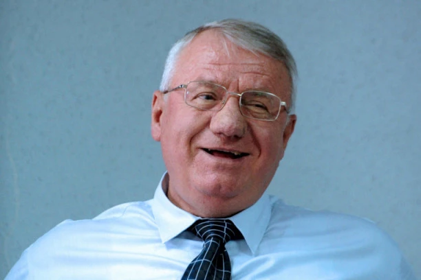 (FOTO) OVO SE NE VIĐA SVAKI DAN! Isplivala stara fotka Šešelja sa kumovima! I ON JE NA SLICI!