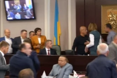 (VIDEO) SEVALE PESNICE U UKRAJINSKOM PARLAMENTU