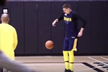 (VIDEO) VIRTUOZ SA LOPTOM: Jokićeva magija ostavila navijače Denvera bez daha