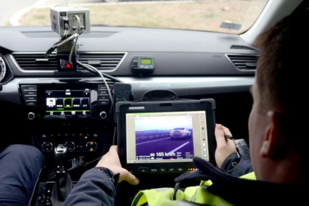 VOZAČI LAKŠE SA GASOM! MUP najavio veliku akciju: Sutra merenje brzine vozila u celoj zemlji