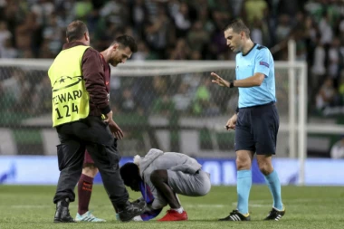 (VIDEO) ZVEZDA BARSE OVO NIKADA NIJE DOŽIVELA: Mesiju navijač ljubio kopačke