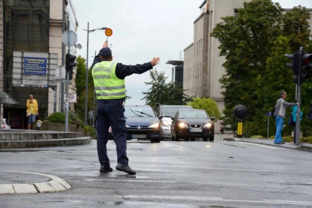 PRIVEDEN MUŠKARAC KOJI JE PIJAN VOZIO BEZ SAOBRAĆAJNE DOZVOLE I REGISTRACIJE!
