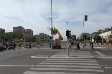 (FOTO) SREĆNA NOVA GODINA! Počelo postavljanje praznične rasvete!