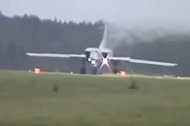 (VIDEO) INCIDENT NA VEŽBI "ZAPAD 2017": Ruski bombarder sleteo sa piste