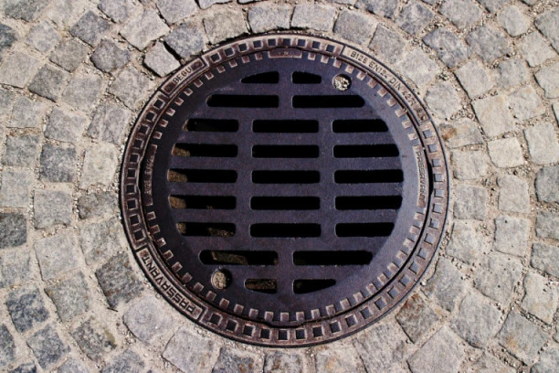 DETE (3) ŠETALO SA MAJKOM, PA UPALO U ŠAHT: Hitna odjurila na lice mesta