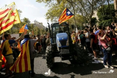(VIDEO) Katalonci podržavaju referendum o nezavisnosti PROTESTUJUĆI NA TRAKTORIMA