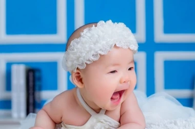 (VIDEO) SMEH DO SUZA: Umesto tata da iseče bebi nokte, ona je njemu priredila ovo!