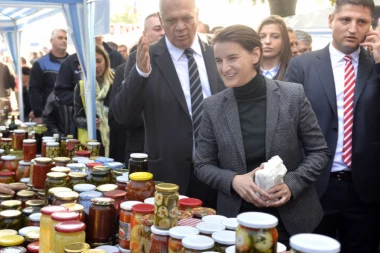 (FOTO) Kad đaci uzmu stvar u svoje ruke! Na pijaci prodavali zimnicu da bi obezbedili drugarima put na ekskurziju!