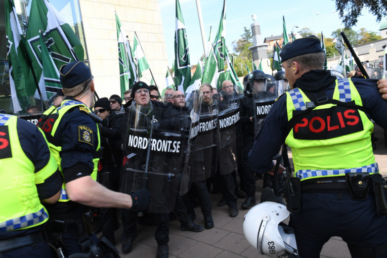 Desetine ljudi uhapšeno je danas u sukobu neonacista i antifašista sa policijom, a tokom marša ekstremnog desničarskog pokreta Nordijski otpor (NMR) u Geteborgu, saopštila je policija.