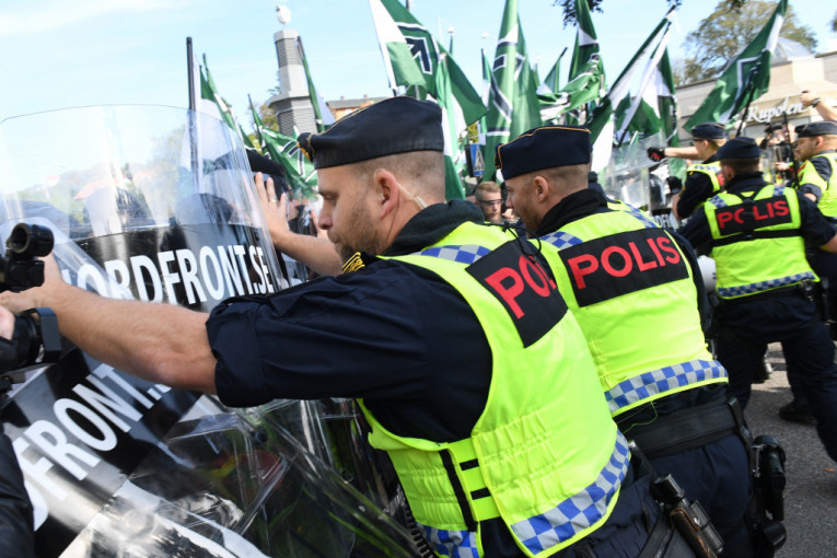 Na maršu koji je organizovala NMR okupilo se stotine pristalica, a kako je policija objavila na svom veb sajtu, najmanje 20 osoba je uhapšeno, a jedan policajac je lakše povređen, prenosi Rojters.