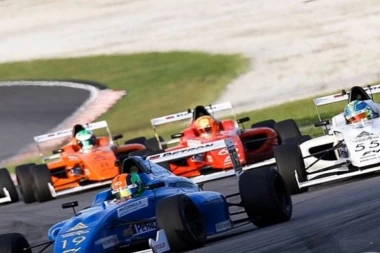 (VIDEO) BIZARNA TRKA U MALEZIJI: Niko nije stigao do cilja, a ovaj vozač je proglašen za pobednika