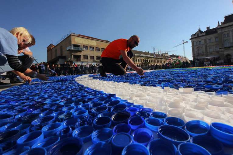 Novosadsko udruženje "Čepom do osmeha" u dosadašnjoj humanitarnoj misiji pomoglo je 18 mališana iz čitave Srbije, kojima su za lakši i kvalitetniji život bila potrebna pomagala, a samo u ovog godini obezbeđena su pomagala za petoro dece kada su uručivani prenosivi laptop za slepe koji koristi Brajovo pismo i transformiše tekst u glas, elektromotorna invalidska kolica, dečija invalidska kolica, medicinski aspirator na struju, invalidska kolica.