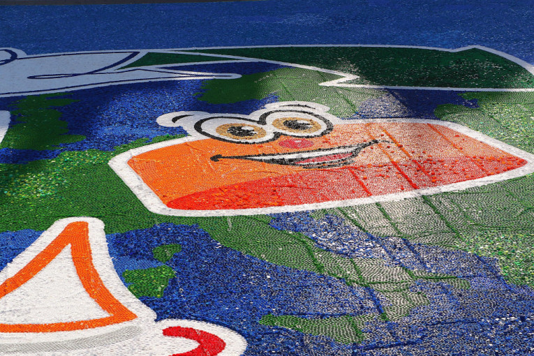 U razvrstavanju čepova prethodnih nedelja, uoči obaranja Ginisovog rekorda, pored volontera "Čepom do osmeha", učestvovali su i đaci novosadskih osnovnih škola "Žarko Zrenjanin" i "Dušan Radović", njihovi vršnjaci iz osmoletke u Futogu, kao i novosadski planinari i građani.