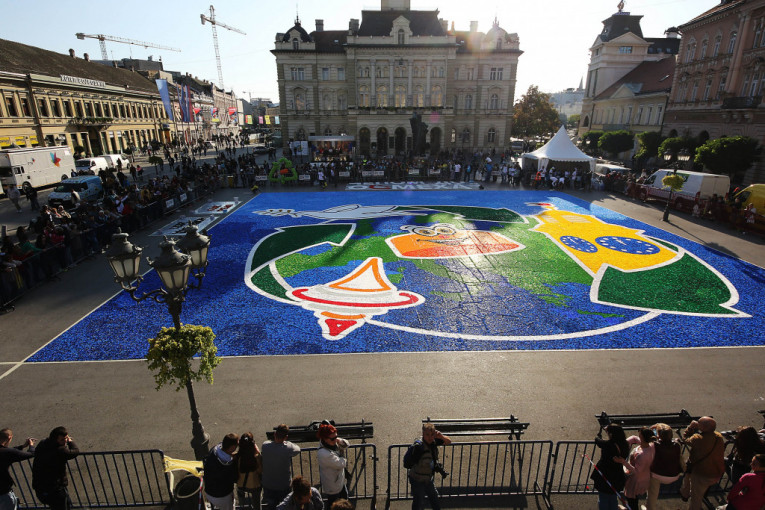 Sklapanje mozaika je trajalo od devet do 14 sati, a snimak manifestacije u Novom Sadu biće prosleđen Ginisovoj komisiji sa kojom je organizacija u kontaktu.