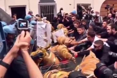 (VIDEO) SUKOB POLICIJE I DEMONSTRANATA: Narod u Torinu skroz poblesavio